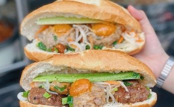Bánh mì xíu mại trứng muối lạ miệng ở TP.HCM