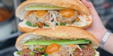 Bánh mì xíu mại trứng muối lạ miệng ở TP.HCM