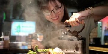 Bò bàn ủi ốc kéo sợi và loạt món ăn độc lạ tại TP.HCM