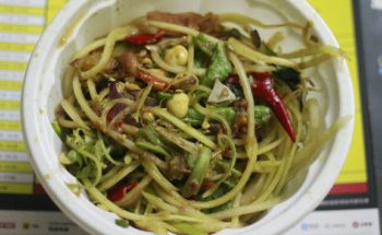 Đu đủ đâm ba khía – món lề đường trứ danh Campuchia ở Sài Gòn