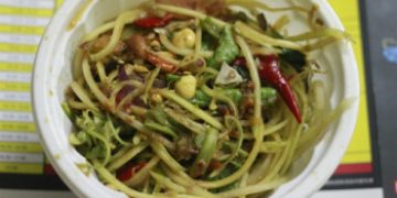 Đu đủ đâm ba khía – món lề đường trứ danh Campuchia ở Sài Gòn