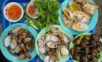 Gánh ốc luộc nườm nượp khách ở quận 1