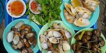 Gánh ốc luộc nườm nượp khách ở quận 1