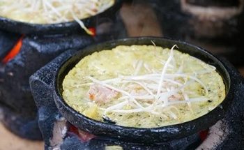 Hàng bánh xèo ở Sài Gòn tự xay bột bán 7.000 đồng một chiếc