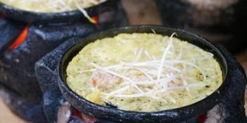 Hàng bánh xèo ở Sài Gòn tự xay bột bán 7.000 đồng một chiếc