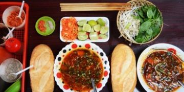 Người Sài Gòn chui hẻm ăn bò kho bán 5 tiếng của bà chủ lai Việt – Ấn