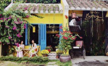 Quán cà phê cho khách mặc áo dài Tết miễn phí