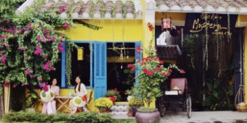 Quán cà phê cho khách mặc áo dài Tết miễn phí