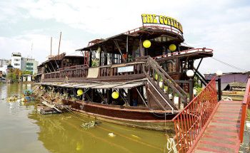 Quán cà phê lênh đênh