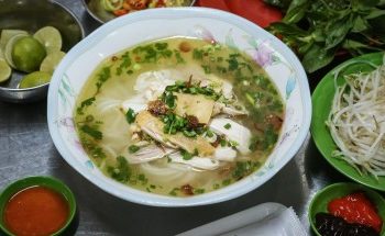 Quán phở miến gà ta chật kín khách từ sáng đến đêm ở Sài Gòn