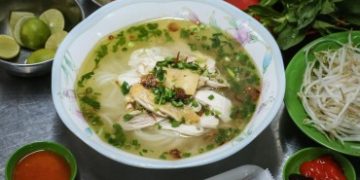 Quán phở miến gà ta chật kín khách từ sáng đến đêm ở Sài Gòn