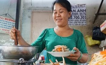 Xe gỏi ngó sen tôm thịt 14 năm trong chợ Sài Gòn