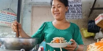 Xe gỏi ngó sen tôm thịt 14 năm trong chợ Sài Gòn